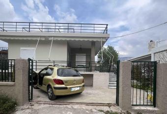 Tzanet s Cottage House has Balcony rooms