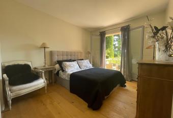 Carolienne allows 18 year olds to book a room