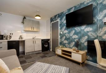 Lovely Getaway Apartment: Two-Bedroom in Rotherham allows 18 year olds to book a room