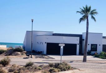 Laguna Beach House - Beachfront house sleeps 9 has rooms with a private hot tub