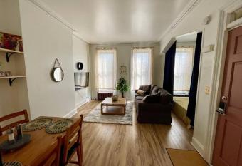 Walk everywhere! Stylish apartment for up to 5 allows 18 year olds to book a room