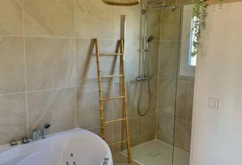 Provensa / charmant appartement avec balneo has rooms with a private hot tub