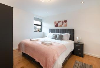 Modern Serviced One Bedroom Flat - Sleeps 4 - Near High Street & Train Station - CR5 London has Balcony rooms