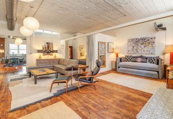 High-design Downtown Loft has rooms with a private hot tub