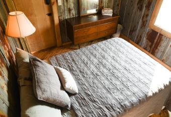 Goat Pen Hostel - OVERLOOK has Balcony rooms