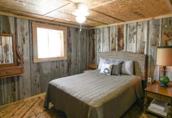 Goat Pen Hostel - the COVE has Balcony rooms