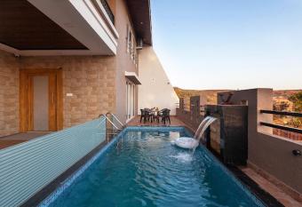 SHREE STAYS Glyne Hills has rooms with a private hot tub