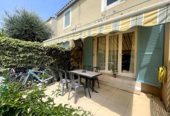 Le Mazet d Azur has Balcony rooms