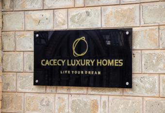 Cacecy Luxury Homes 2 -Bedroom has rooms with a private hot tub
