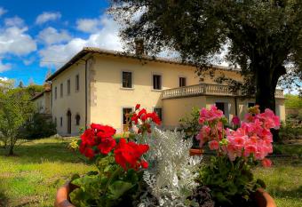Villa Mucellena has Balcony rooms