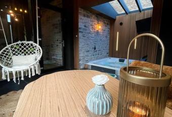 Lodge Spa privatif Le Revella has rooms with a private hot tub