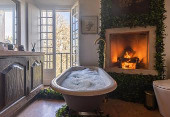 Sintra WOW - Unique double Smart Room in 17th century Palace! Hot tub, Snooker, BBQ, PS5, Sauna, Gym has Balcony rooms