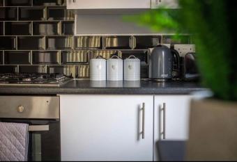 Homey 4 bedroom/ 4 bathroom house + parking has Balcony rooms