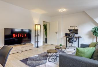 K&M - Zentral - Mit Arbeitsplatz - RMCC in der N  he allows 18 year olds to book a room