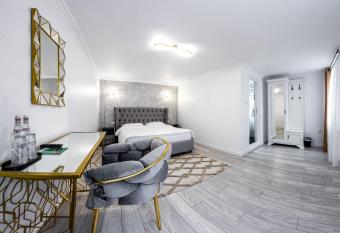 VALEA MAGURII has rooms with a private hot tub