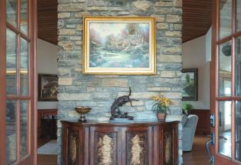 Golf Course Home - New Listing has rooms with a private hot tub