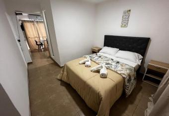 hospedaje LH primero E a 15 minutos del aeropuerto ezeiza has Balcony rooms