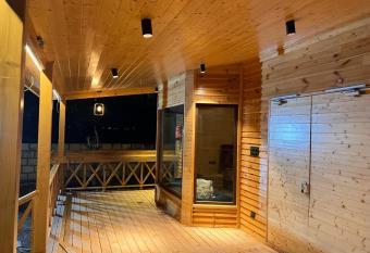Yellow Pine Luxury Cottage has rooms with a private hot tub