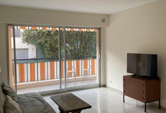 2 pi  ces    5min de Cannes allows 18 year olds to book a room