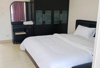 The Beach Bangsaen Condo 327/30 has Balcony rooms