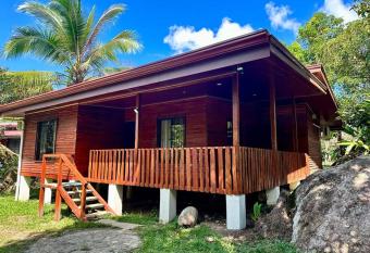 Yiyos House . Aut  ntica ! allows 18 year olds to book a room