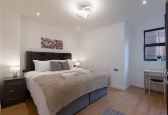 Modern Two Bedrooms Flat in Julien Road, CR5, London has Balcony rooms