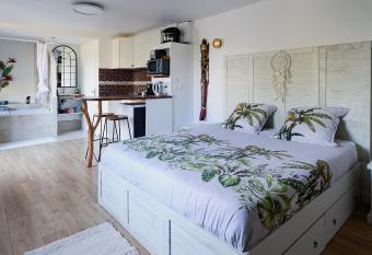 Maisonnette cosy bord de Seine 30min paris has Balcony rooms