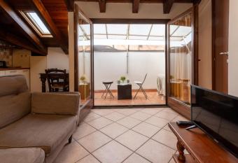 Dante s Skyview - Appartamento mansarda Novara STAZIONE has Balcony rooms