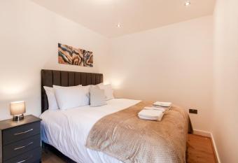 Cozy Two Bedrooms Flat in Coulsdon, CR5 has Balcony rooms