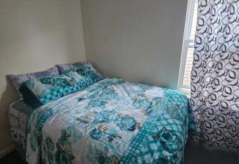 Room J Divine Villa and Resorts 5mins to EWR Airport and 4mins to Penn Station Newark, New York has Balcony rooms