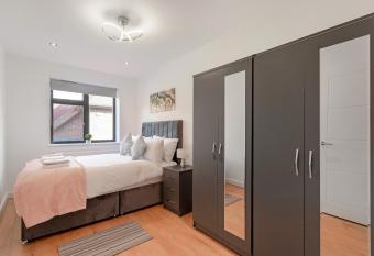 Modern Comfort Two Bedrooms Flat, Coulsdon CR5 has Balcony rooms