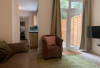 Central 2 bed flat with off street-parking has Balcony rooms