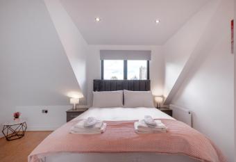 Cozy Studio Flat in Coulsdon, CR5 has Balcony rooms