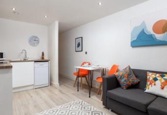 One-Bedroom Apartment in Conditioning House allows 18 year olds to book a room