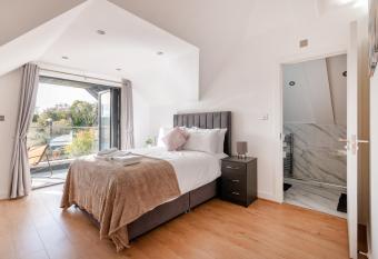Refined Living: Three Bedrooms Flat in Coulsdon CR5 has Balcony rooms