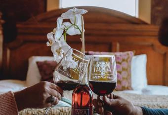 Tara Vineyard & Winery Estate has Balcony rooms