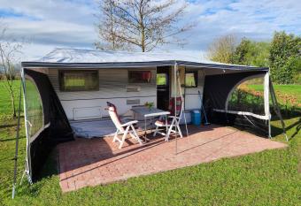 Ruime caravan op gezellige minicamping has Balcony rooms