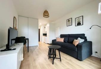 Les Cormorans - Studio refait    neuf    2 pas de la mer has Balcony rooms