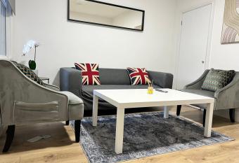 Stunning 3 BED 2BATH house w/parking allows 18 year olds to book a room