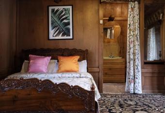 Omar Khayam HouseBoat Retreat has rooms with a private hot tub