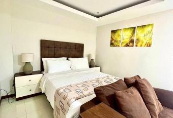 214 La Grande, comfy hotel amenities with Netflix! has Balcony rooms