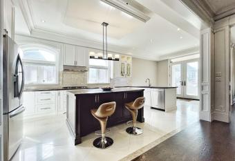 Corporate Lodge [85inch TV, POOL, HOT TUB] has Balcony rooms