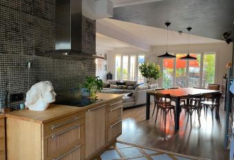 JO maison spacieuse 10 mn Paris has Balcony rooms