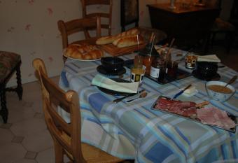 Le Jardin de Roses DOMINIQUE LOREAU allows 18 year olds to book a room