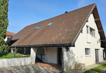 Le Bacchus has Balcony rooms