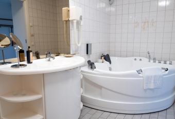 Sp  ngens G  stgivareg  rd has rooms with a private hot tub