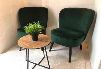 Le Buc - Gare Versailles Chantiers - Netflix allows 18 year olds to book a room