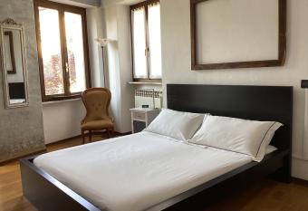 Villa Dina allows 18 year olds to book a room