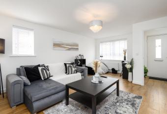 Spacious Luxury House In Canterbury with Free Parking & Garden - Sleeps 7 allows 18 year olds to book a room