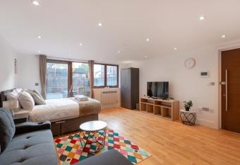 Charming Studio Flat in Kingston KT2, London has Balcony rooms